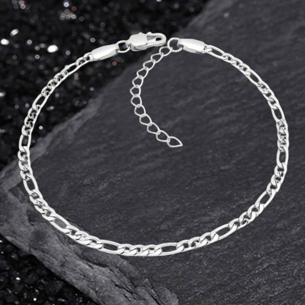 Minimalist And Versatile Bracelet in Stainless Steel